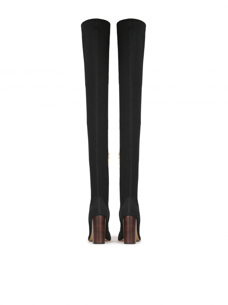 Muszkieterki z tkaniny na wysokim słupku