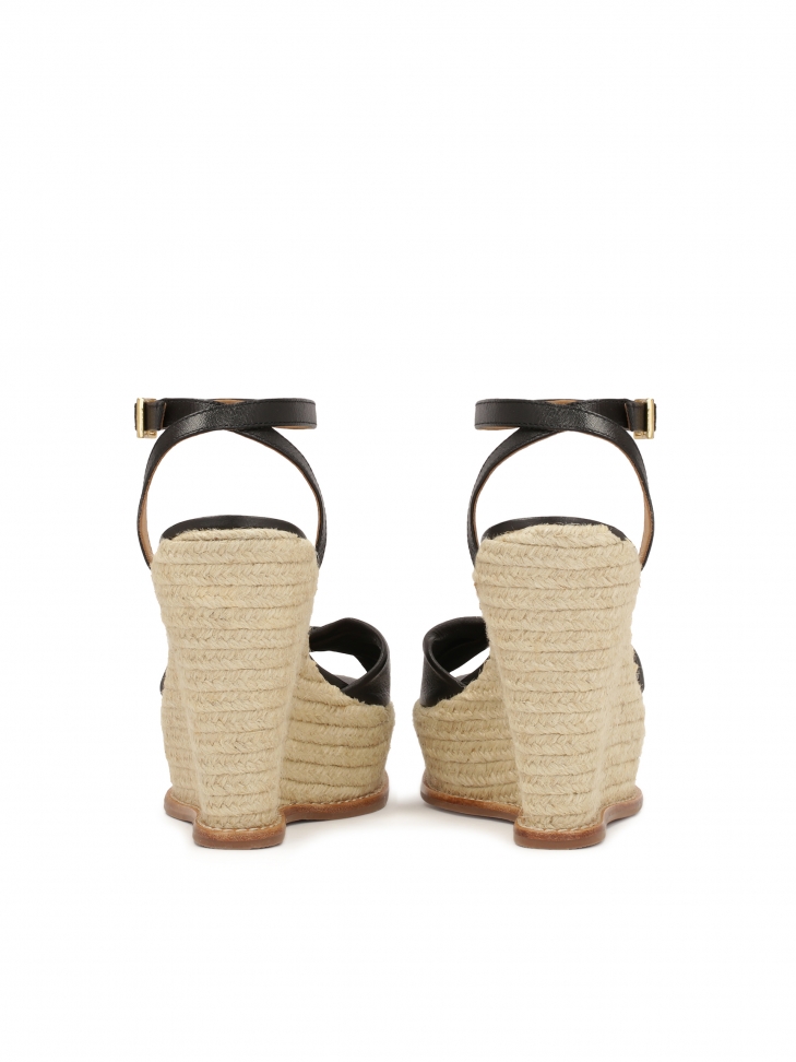 Czarne skórzane sandały na koturnie