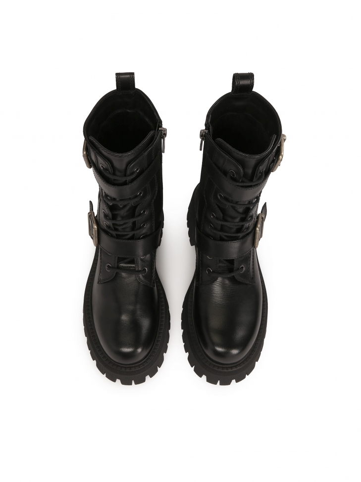 Wysokie trzewiki zdobione paskami ze sprzączkami