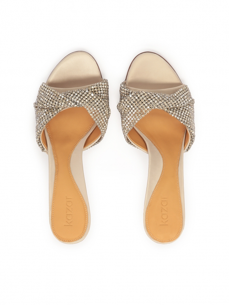 Beżowe klapki na szpilce zdobione cyrkoniami