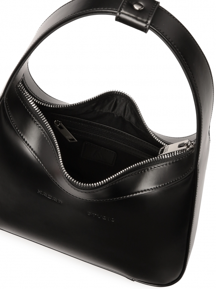 Zgrabna czarna torebka o gładkim licu