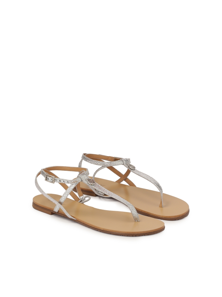 Srebrne płaskie sandały z tłoczonej skóry