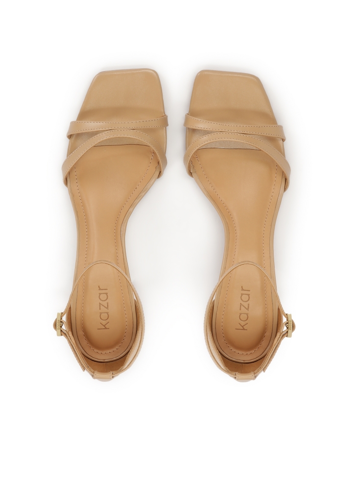 Beżowe sandały z dwoma cienkimi paseczkami