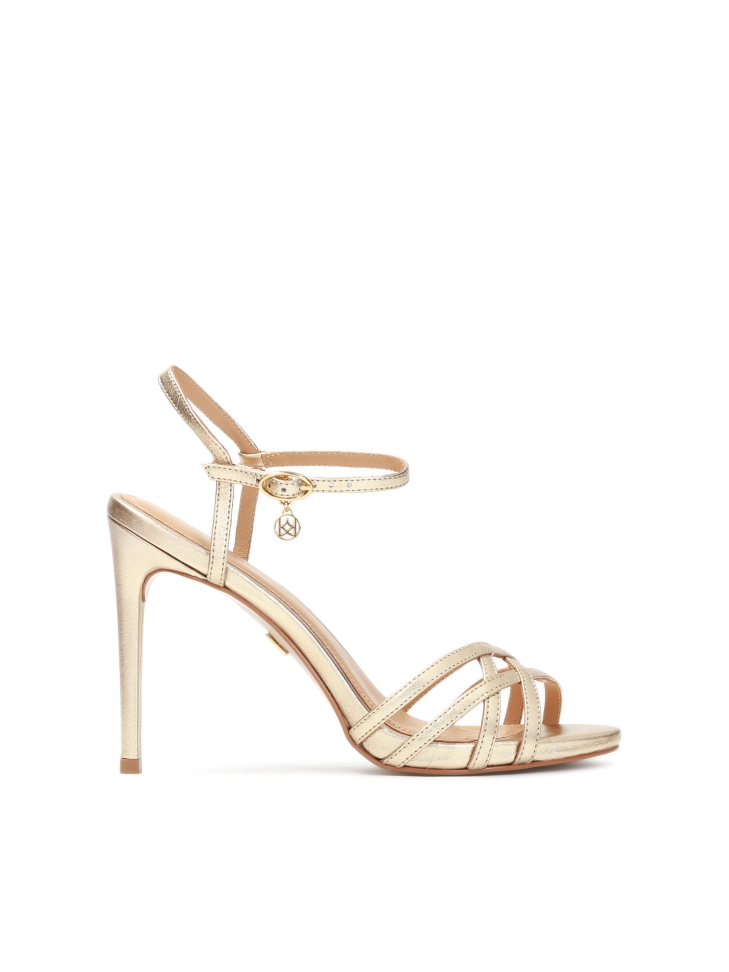 Złote sandały z przeplatanymi paskami
