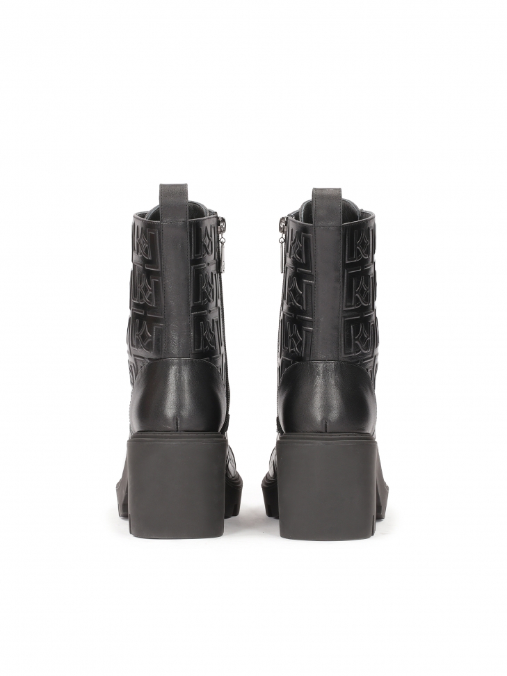 Botki na grubym obcasie zdobione tłoczeniem