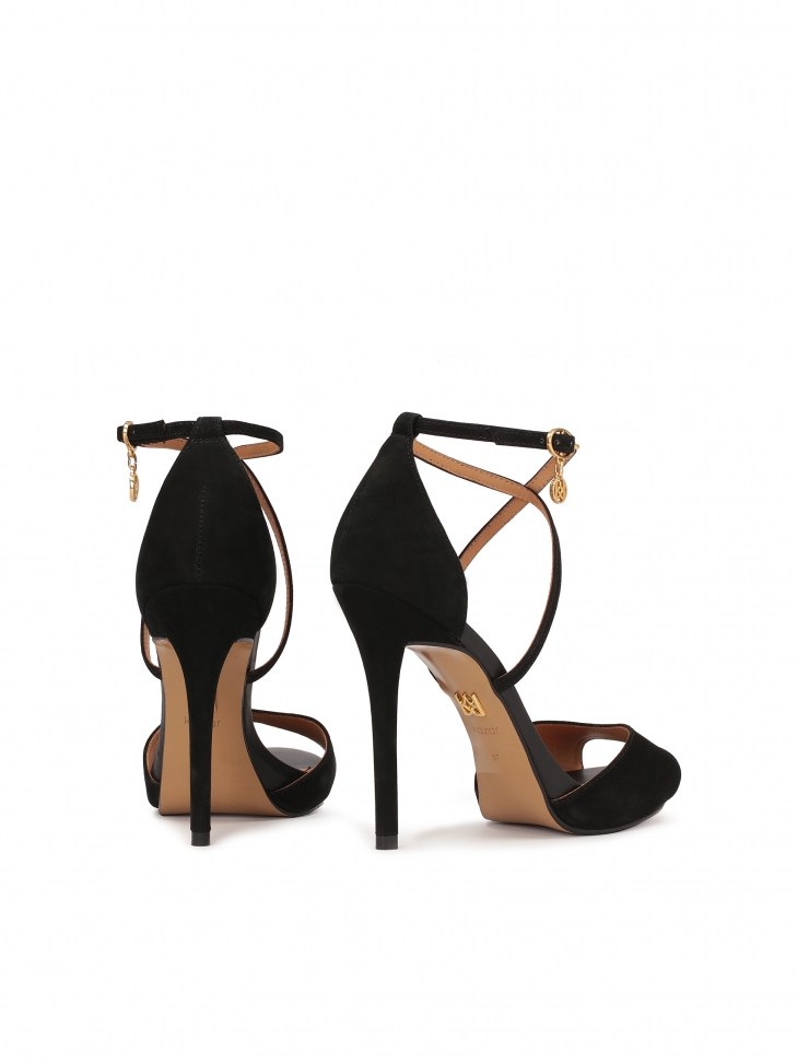 Czarne nubukowe sandały z zyżującymi się paskami