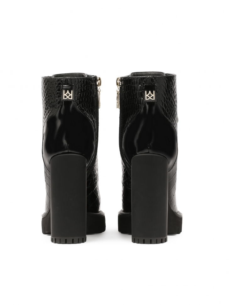 Botki z tłoczonej skóry na obcasie i grubej podeszwie