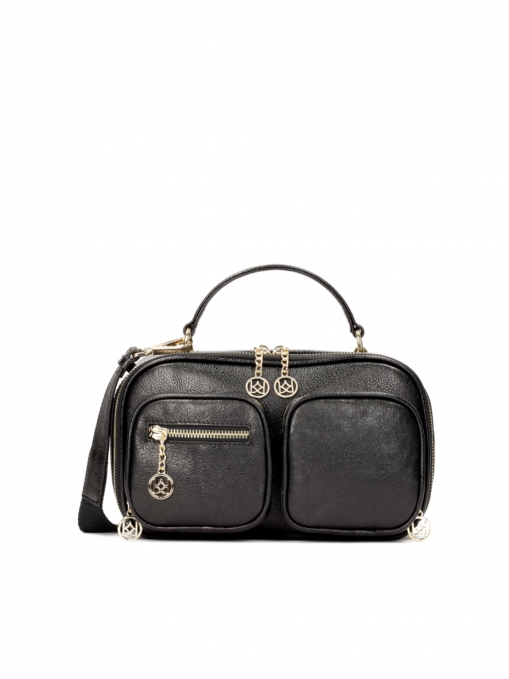 Czarna skórzana torebka o pojemnym wnętrzu