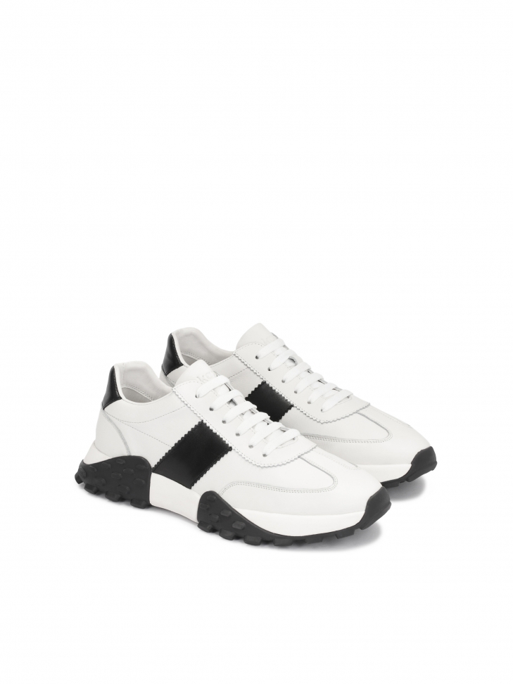 Białe sneakersy męskie z czarnymi wstawkami i grubą podeszwą