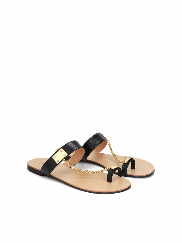 Skórzane czarne klapki z ozdobnym łańcuszkiem