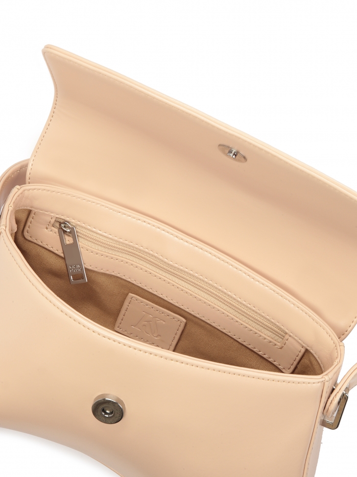 Beżowa torebka o nieregularnym kształcie