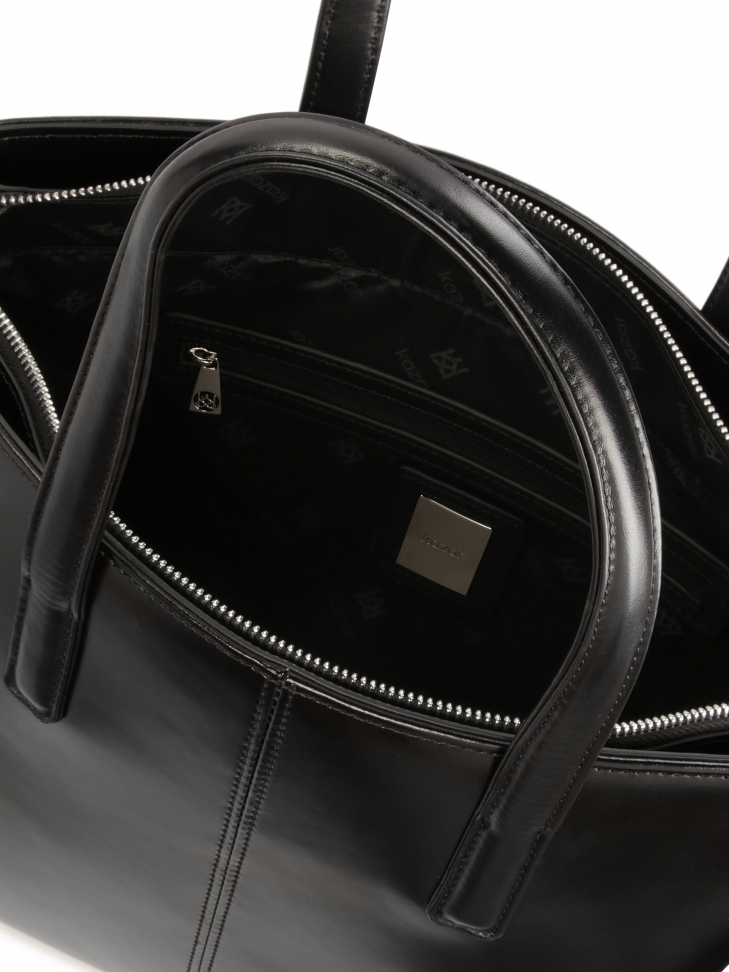 Skórzana czarna torebka w biznesowym stylu