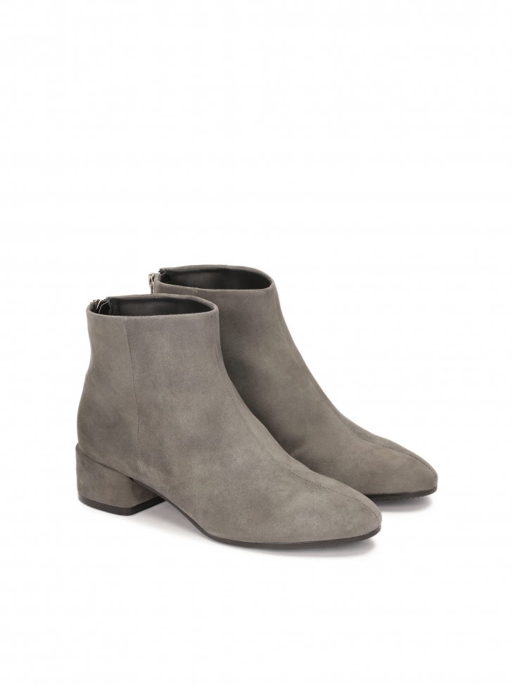 Zamszowe botki na niskim słupku