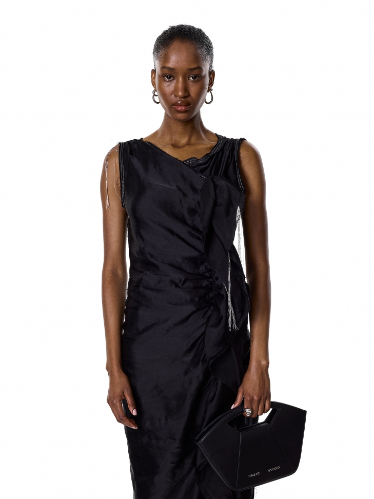 Czarna torebka do ręki o sztywnej konstrukcji