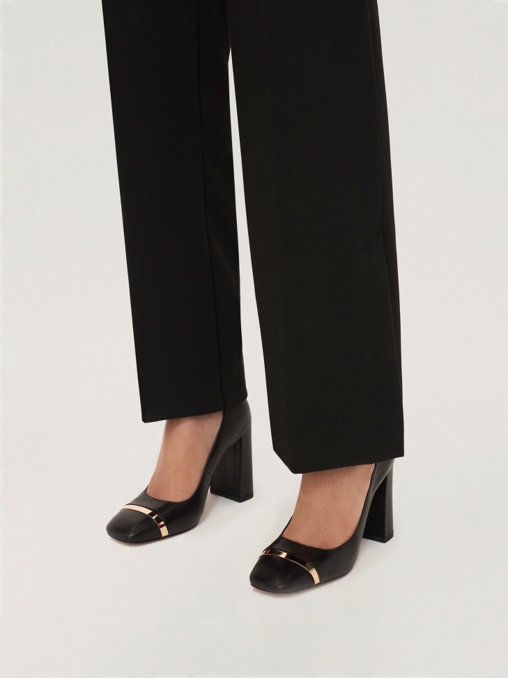 Skórzane czarne czółenka ze otą wstawką