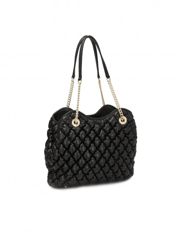 Czarna torebka w pikowany wzór z łańcuchami na ramię