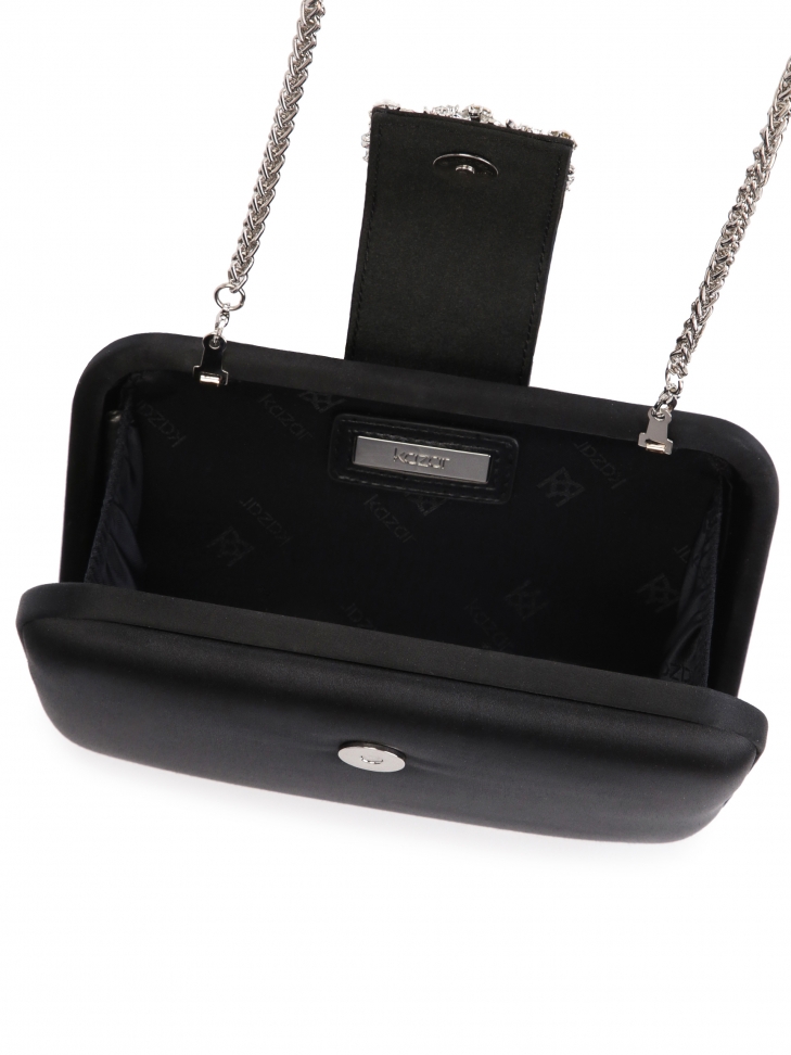 Czarna torebka wieczorowa z tkaniny z biżuteryjnym zapięciem