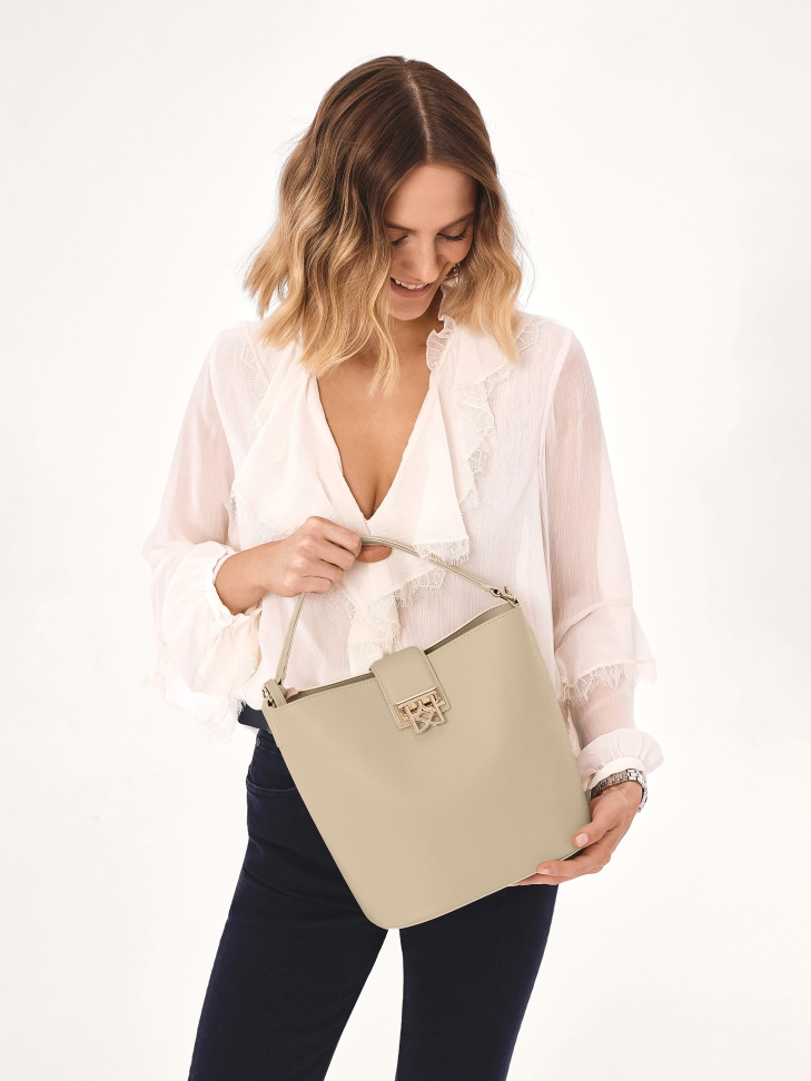 Kremowa torebka z usztywnianym dnem i dwoma paskami