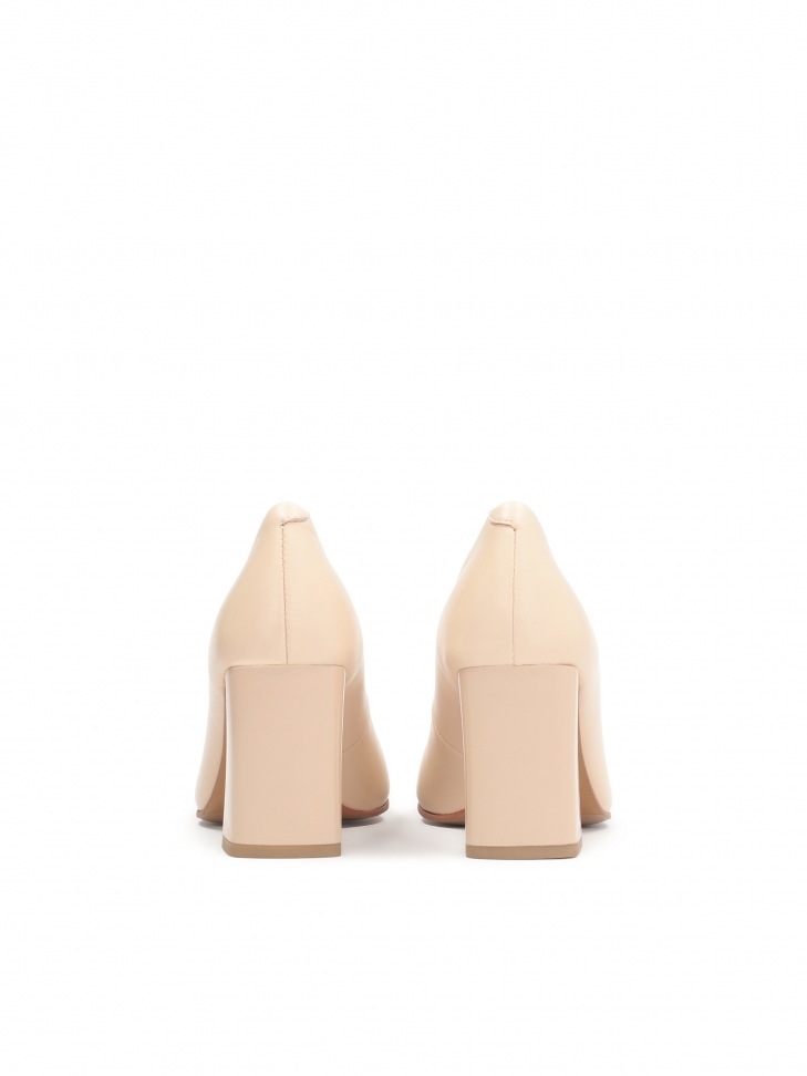 Beżowe czółenka na słupku z metalową wstawką