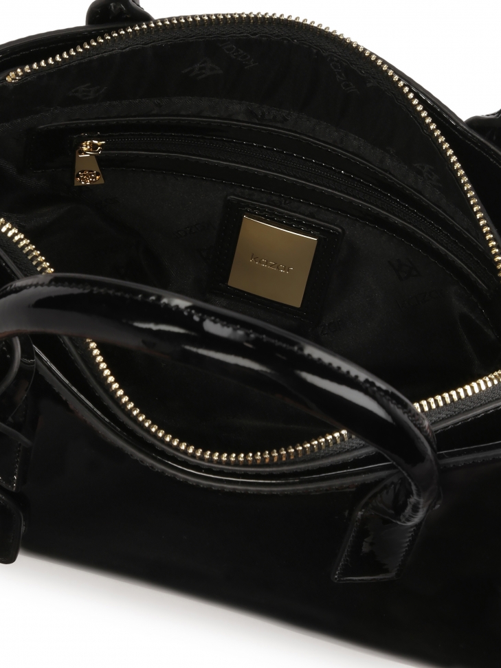 Lakierowana torebka o geometrycznym kształcie