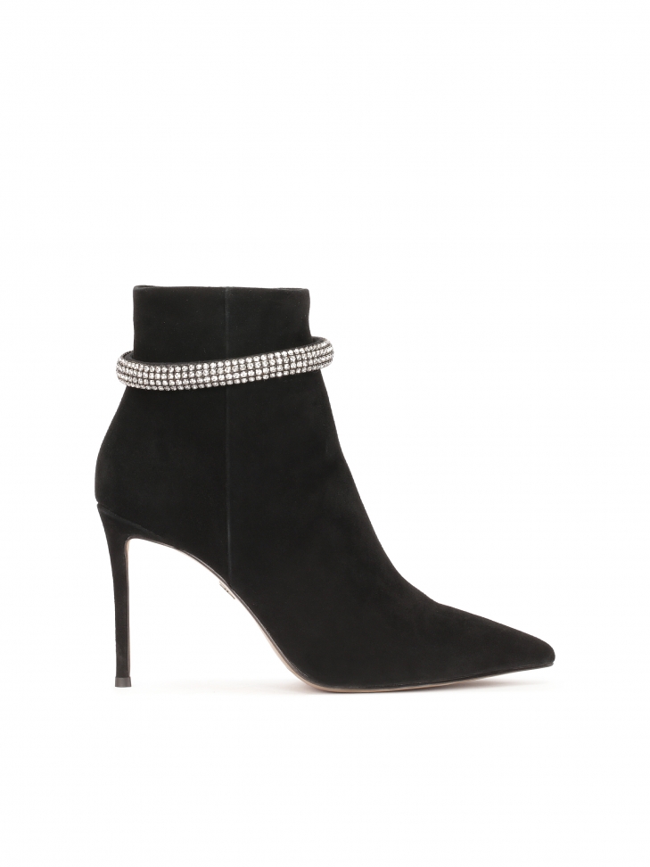 Botki na szpilce z błyszczącym paskiem