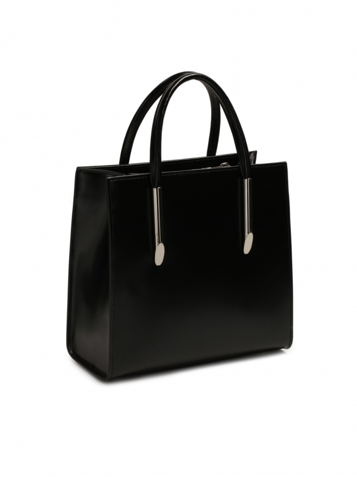 Czarna torebka z brelokiem zdobiona srebrnymi dżetami