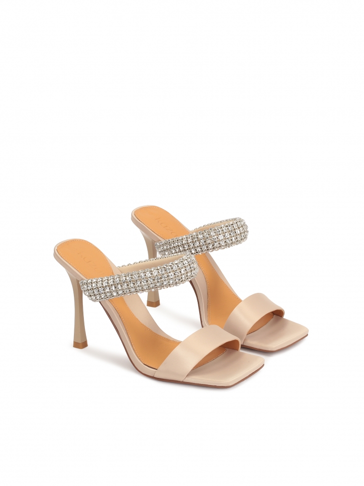 Zdobione klapki z kwadratowym przodem na szpilce