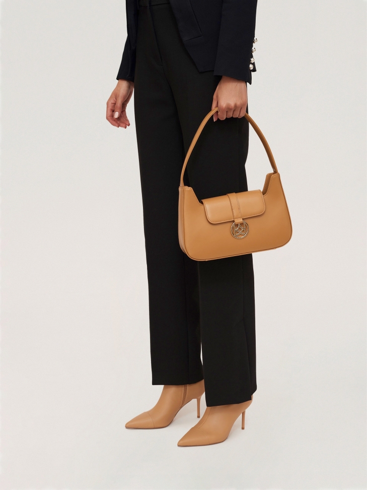 Jasnobrązowa torebka baguette z klapką