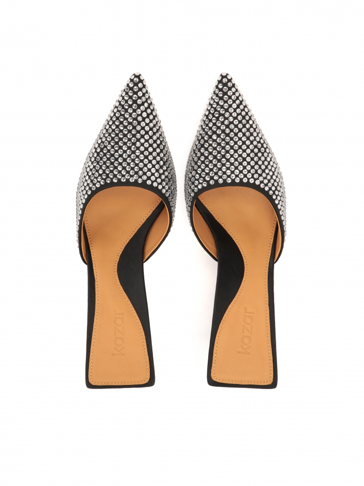 Czarne klapki na obcasie ze srebrnymi yształkami