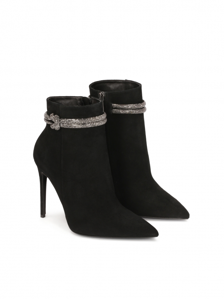 Czarne botki na smukłej szpilce z efektowną ozdobą