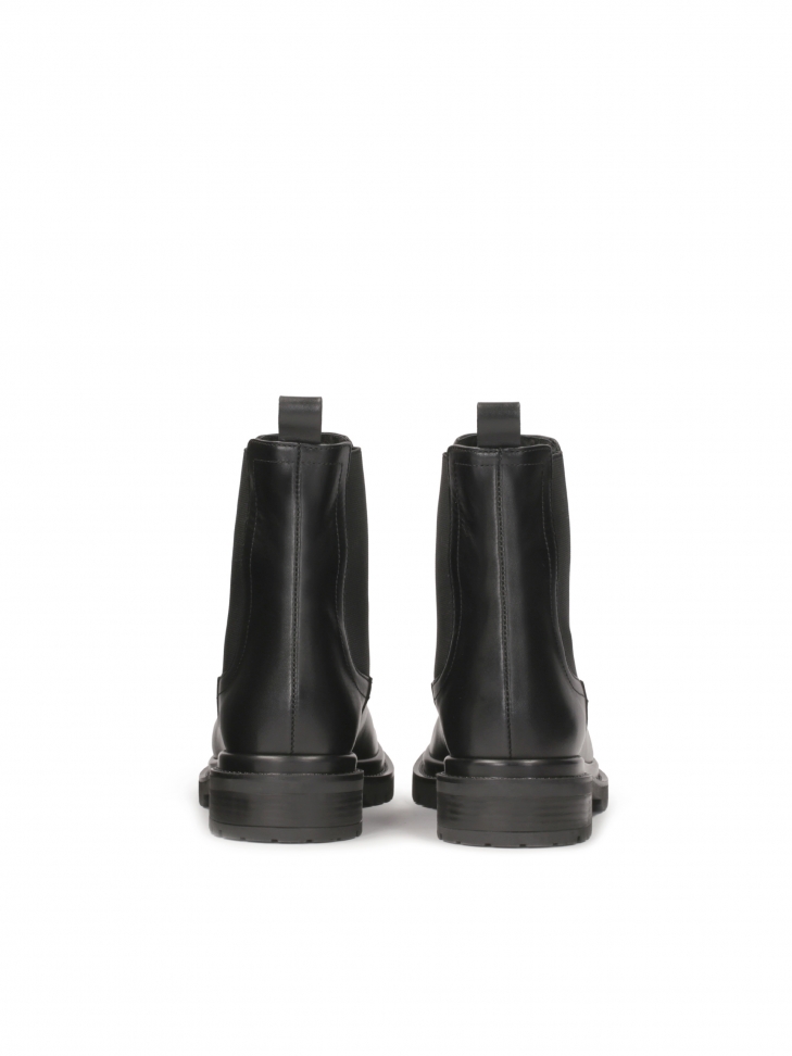 Ponadczasowe sztyblety w czarnym kolorze