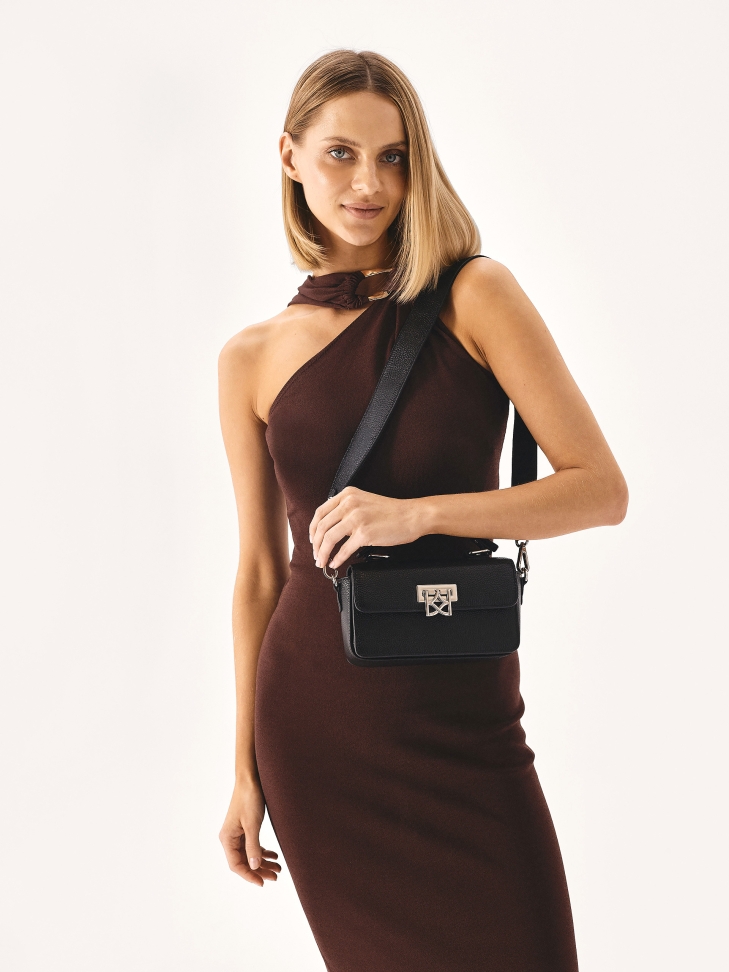 Czarna torebka o sztywnej regularnej formie