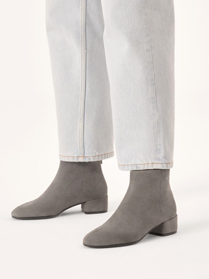 Zamszowe botki na niskim słupku