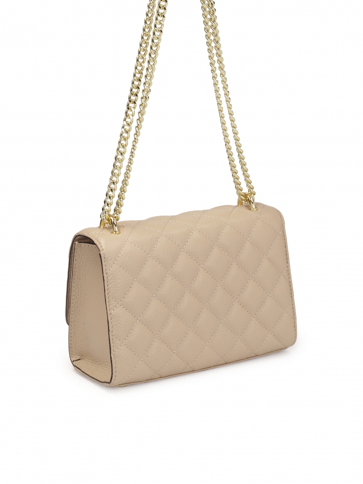 Pikowana beżowa torebka na otym łańcuszku