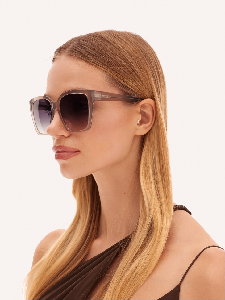 Klasyczne damskie okulary w jasnym kolorze