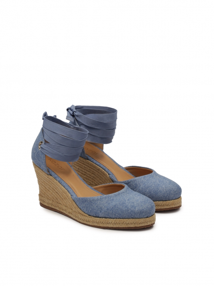 Niebieskie wiązane sandały na koturnie