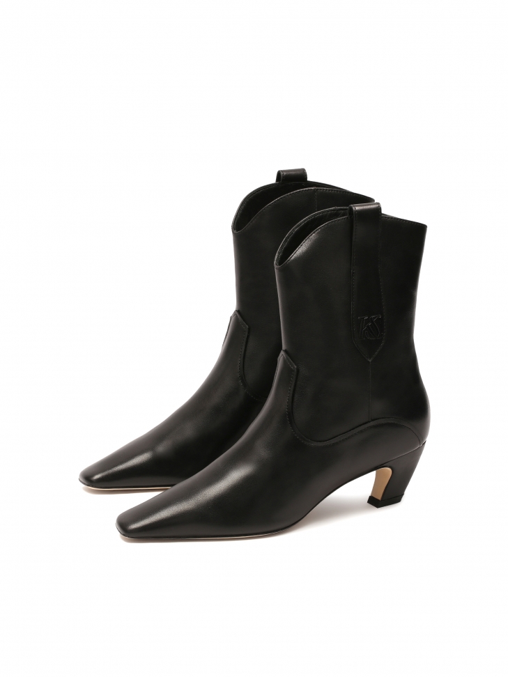 Czarne skórzane botki z zaoągloną cholewką