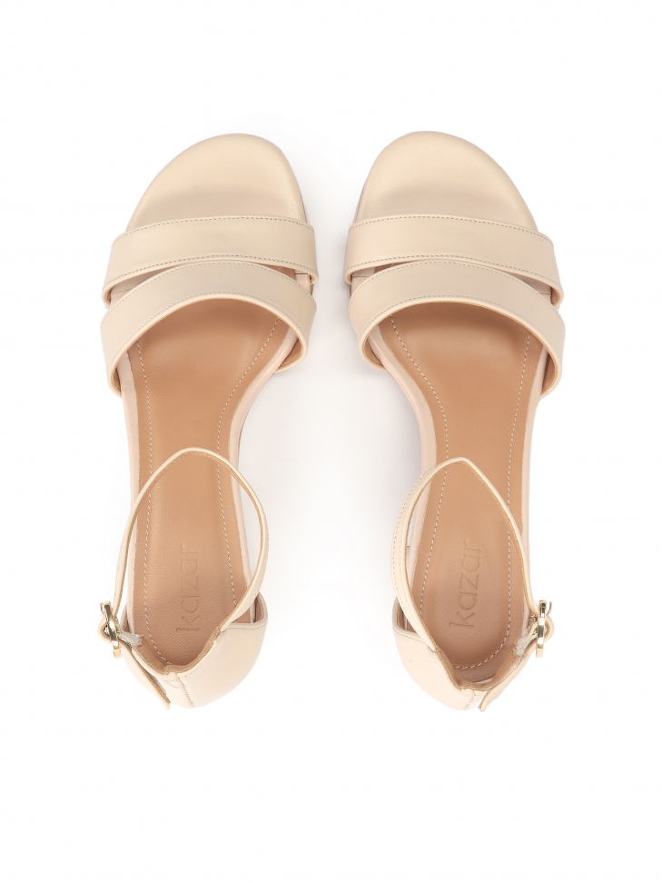 Beżowe sandały na szerokim obcasie