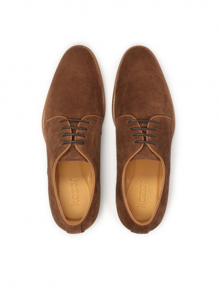 Brązowe zamszowe półbuty zdobione perforacją