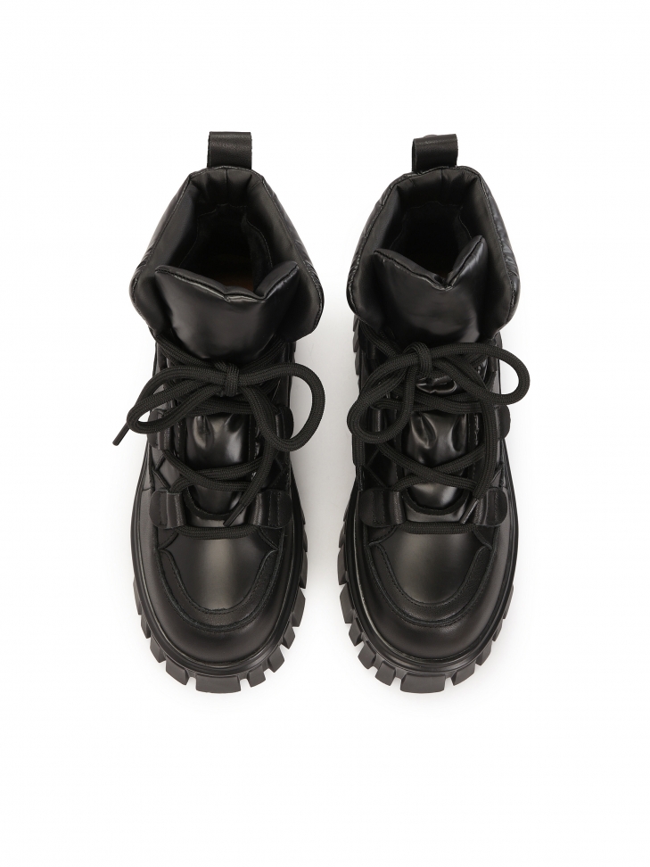 Czarne trzewiki na masywnej podeszwie z miękką cholewką