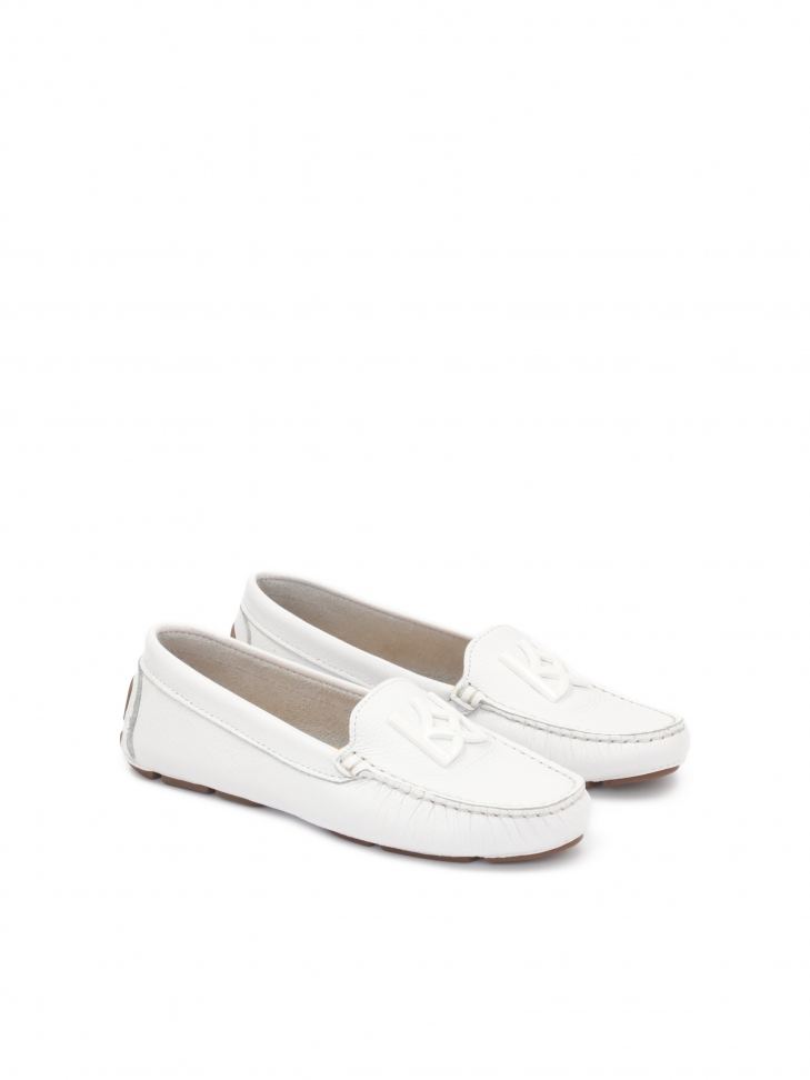 Białe mokasyny damskie