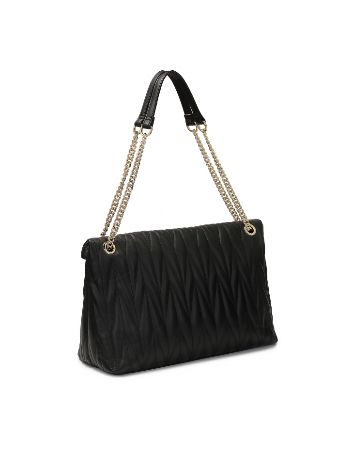 Czarna torebka z nietypową klapą