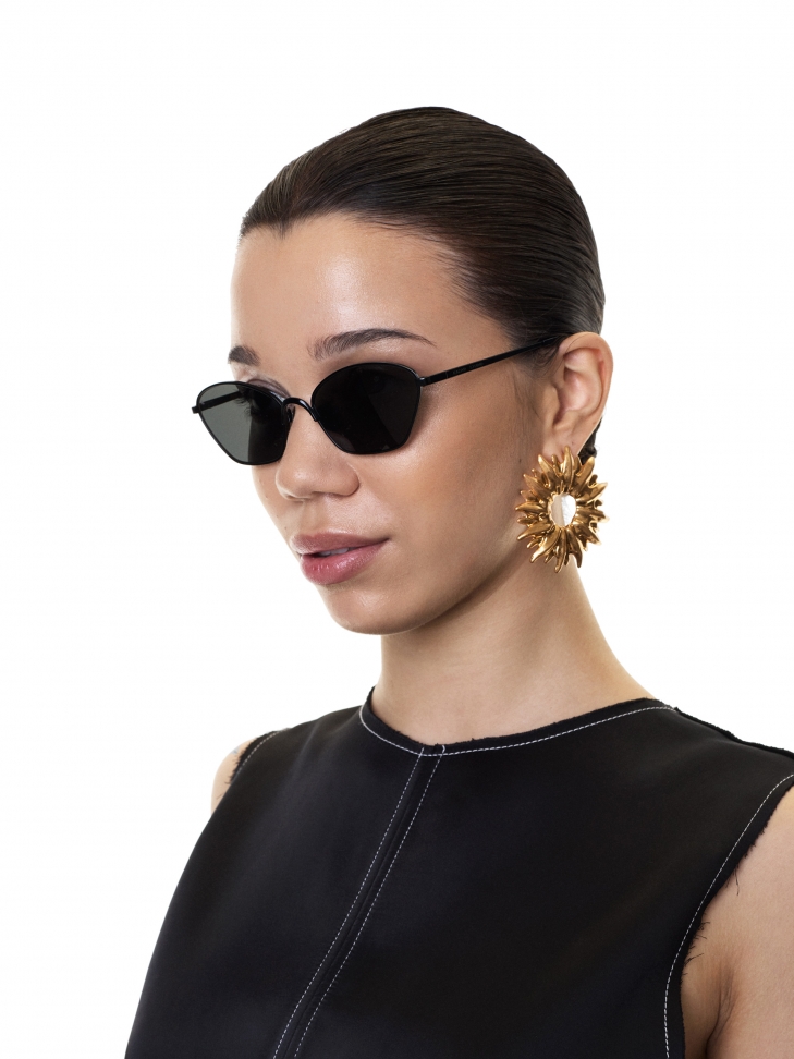 Czarne okulary przeciwsłoneczne z metalową oprawką