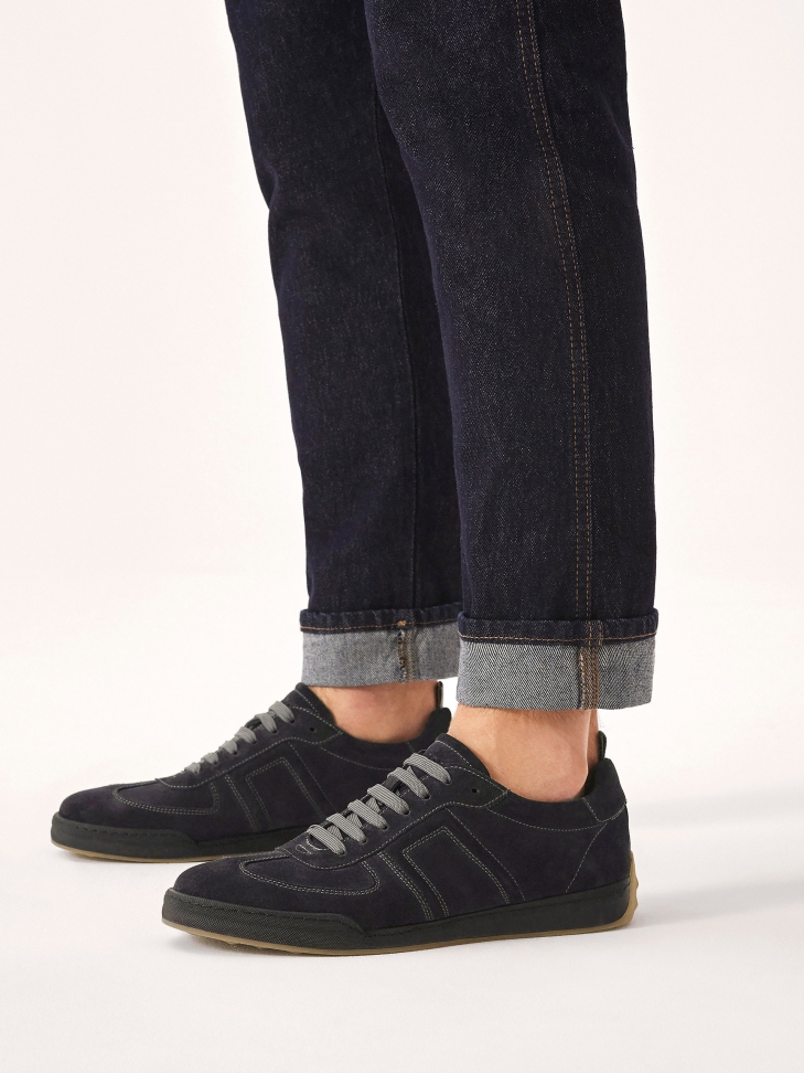 Zamszowe półbuty z wyrazistymi szwami