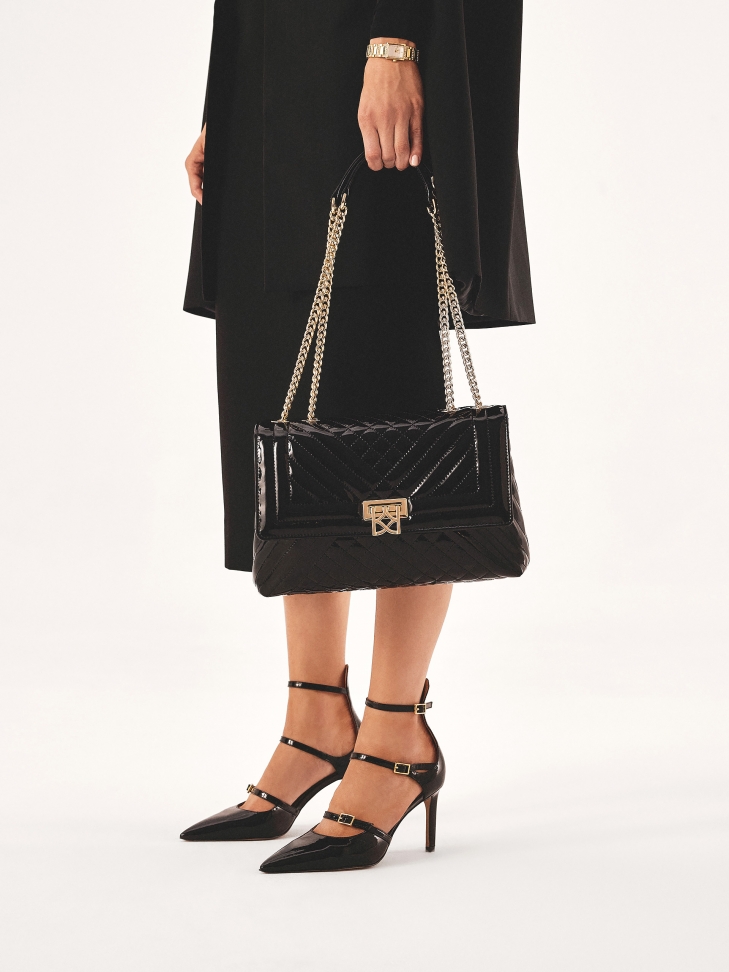 Lakierowana torebka z klapą