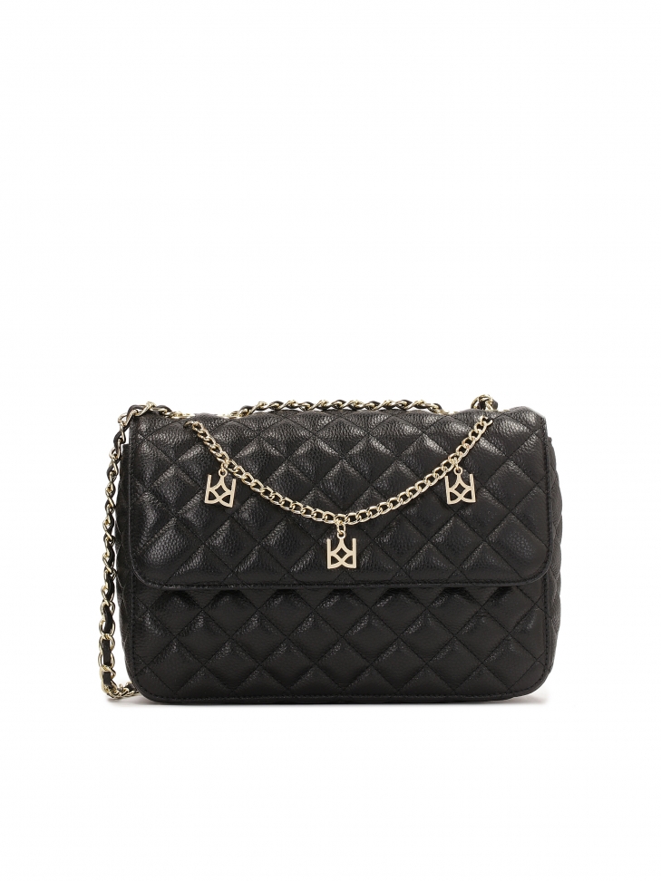 Pikowana torebka zdobiona łańcuchem z zawieszkami