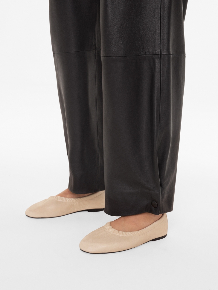 Skórzane beżowe baleriny z gumką na cholewce