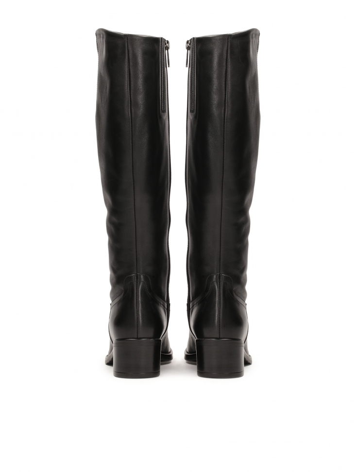 Czarne kozaki na obcasie z zaoągloną cholewką