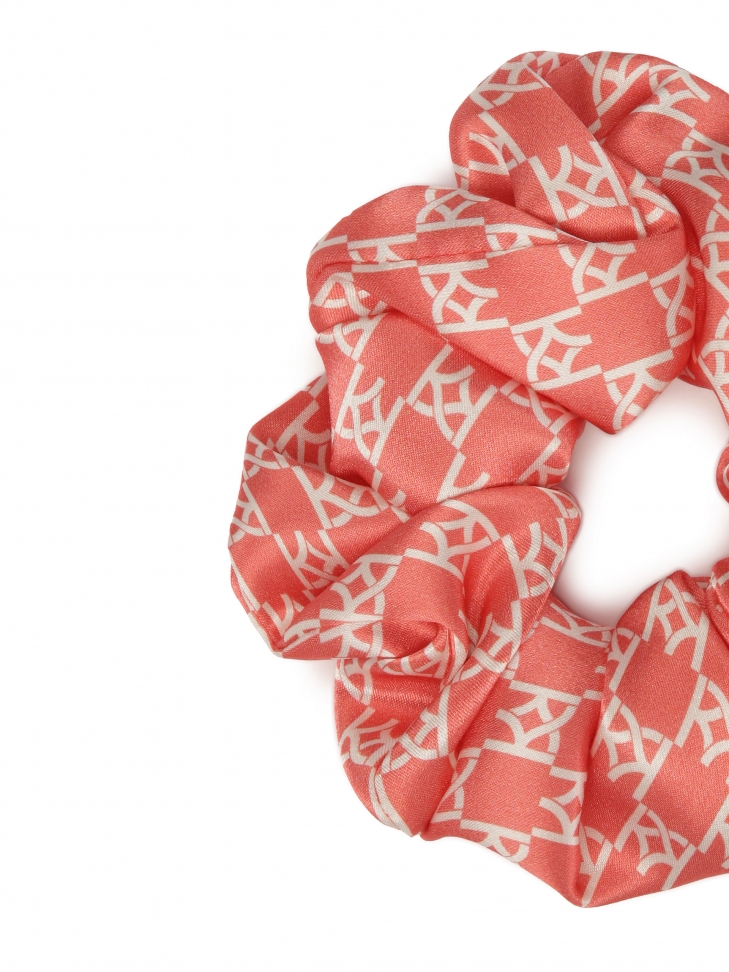 Czerwona gumka scrunchie w białe monogramy