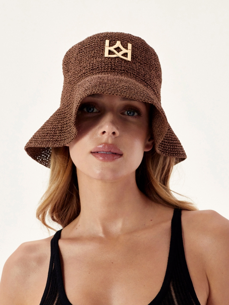 Słomkowy kapelusz z monogramem